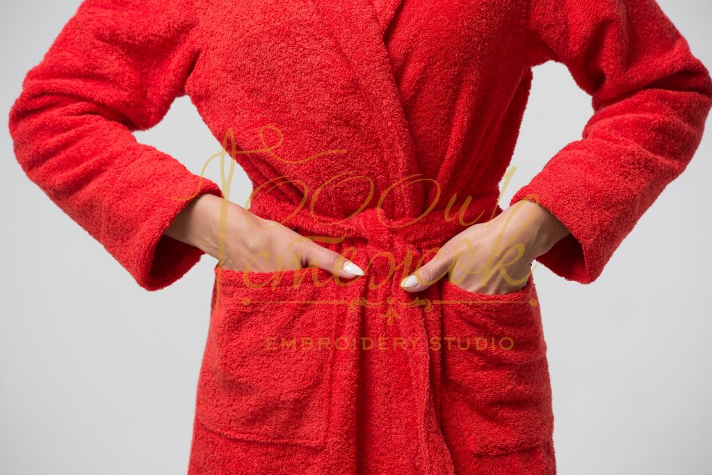 Женский халат без капюшона категории «Стандарт» с именной вышивкой (Красный)